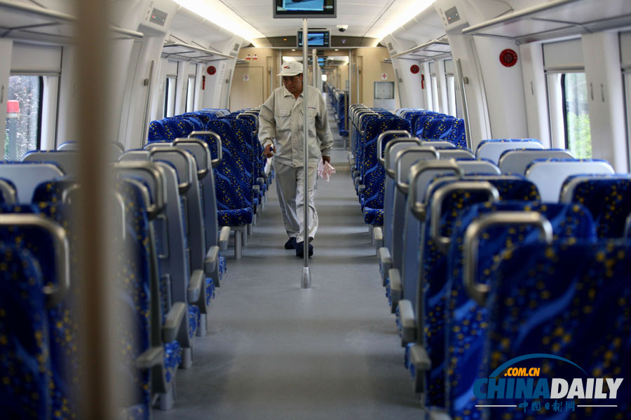 可公交化運營新型城際動車組在山東青島下線(圖)