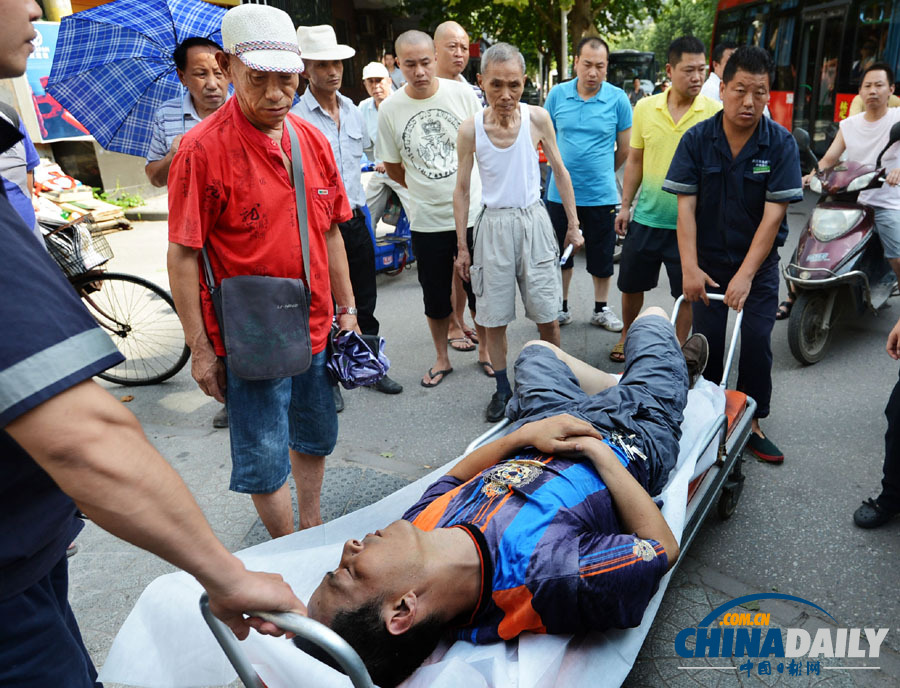 湖北漢口：68歲老人跪地營救暈倒男子