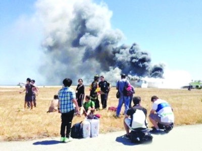 韓亞航空客機(jī)在美失事 女乘客拖行李逃生引爭(zhēng)議