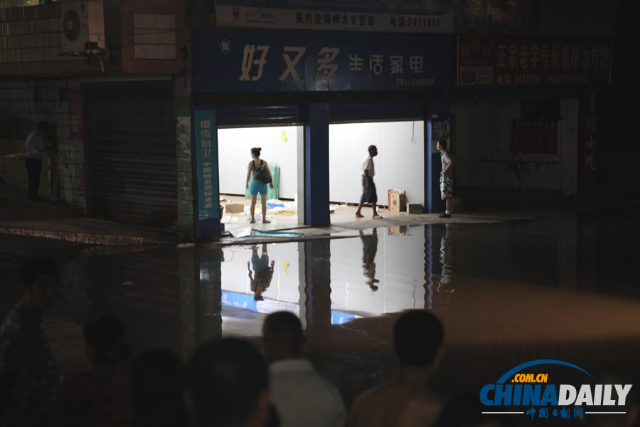 四川內(nèi)江：最大洪峰來襲 群眾緊急轉(zhuǎn)移