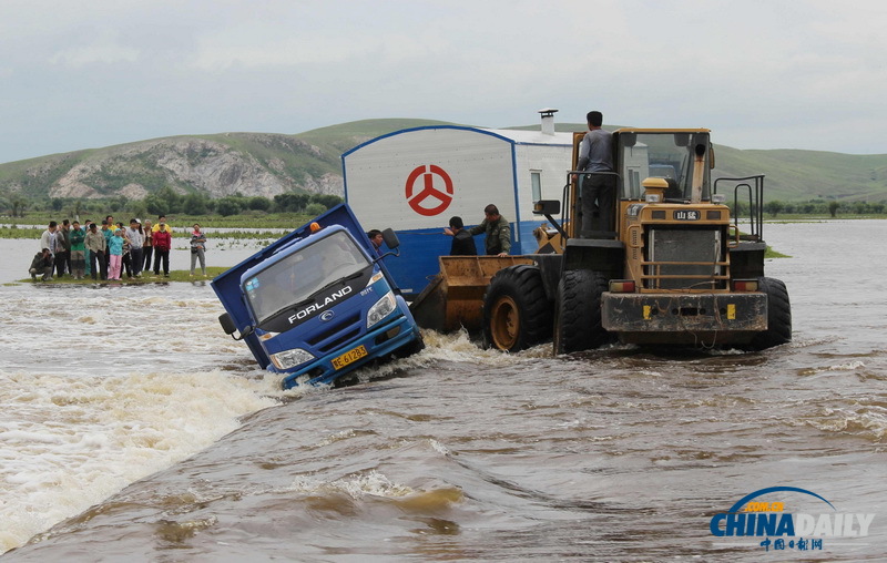 呼倫貝爾遇強降雨 武警成功解救50余名被困者