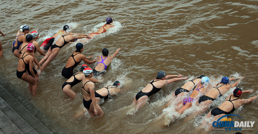 武漢：渡江節開幕 兩千余名游泳高手挑戰長江