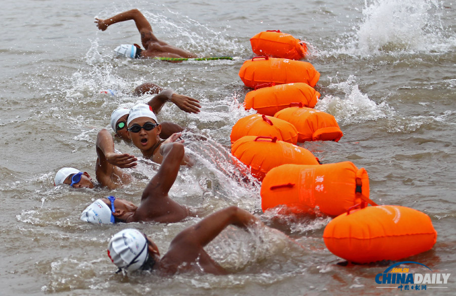 武漢：渡江節(jié)開幕 兩千余名游泳高手挑戰(zhàn)長(zhǎng)江