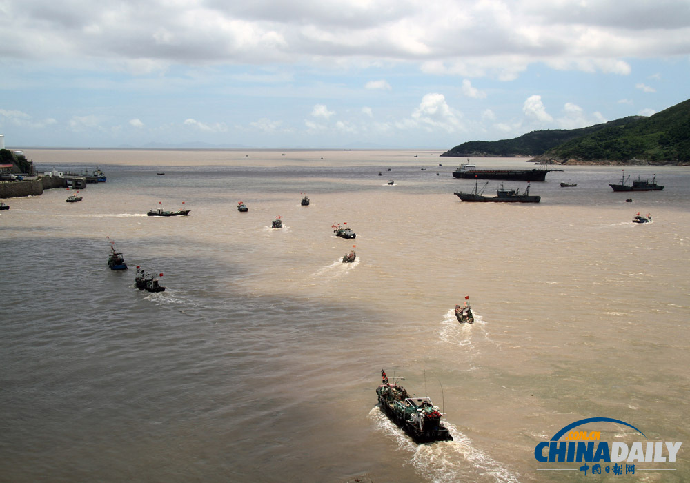 浙江臺州：“蘇力”退去 漁船齊出閘