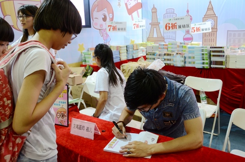 廣州暑期首場動漫展人氣爆棚 cosplay玩轉不停