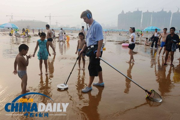 山東青島：外國友人義務(wù)清理沙灘廢舊金屬