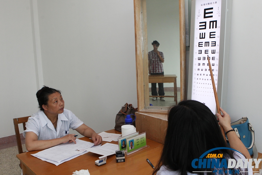 2013年夏秋季征兵工作全面展開 青年全裸體檢