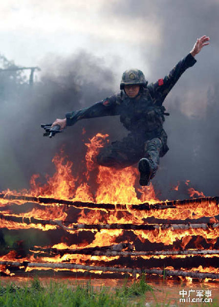 我軍特種兵極限獵人訓(xùn)練曝光 教官態(tài)度很粗暴