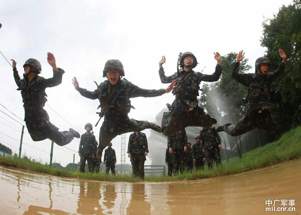 我軍特種兵極限獵人訓練曝光 教官態度很粗暴