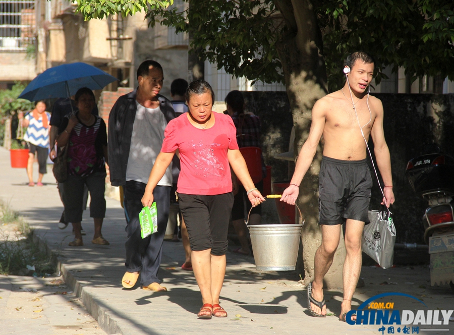廣西藤縣：高溫天氣全城斷水 上萬市民街頭打水