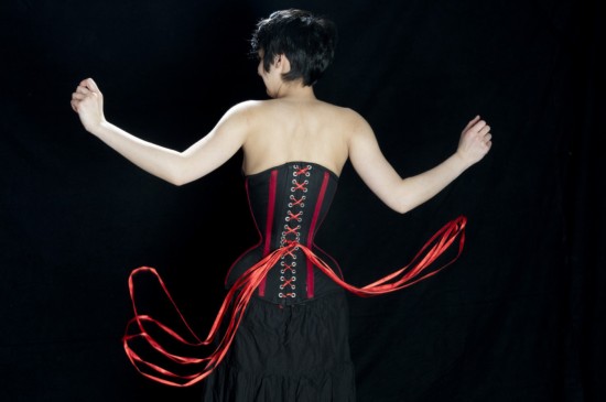 蜂腰女孩令人瞠目結(jié)舌 極端方式追求完美