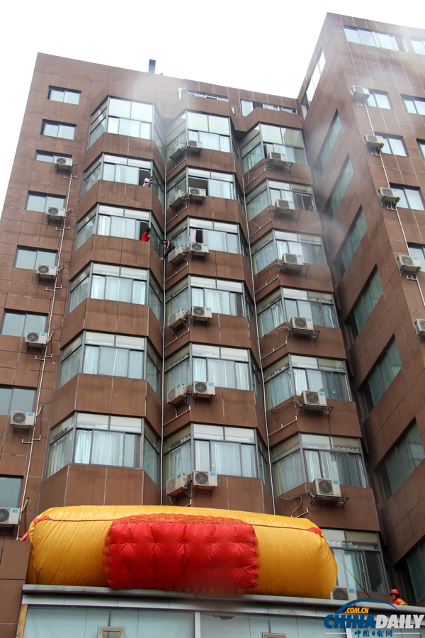 女子因感情糾紛割腕輕生 消防奪窗而出將其抱住