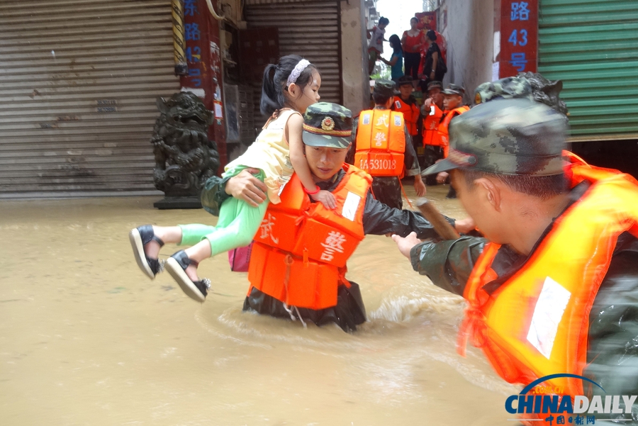 福建三明：武警全力抗擊臺風“潭美”