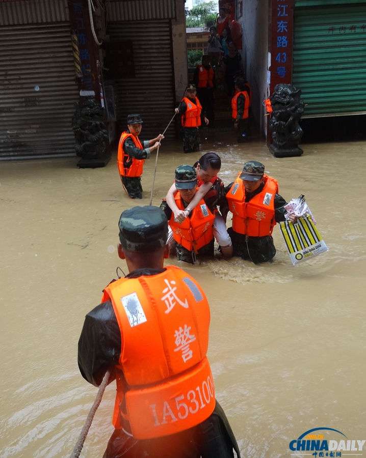 福建三明：武警全力抗擊臺風(fēng)“潭美”