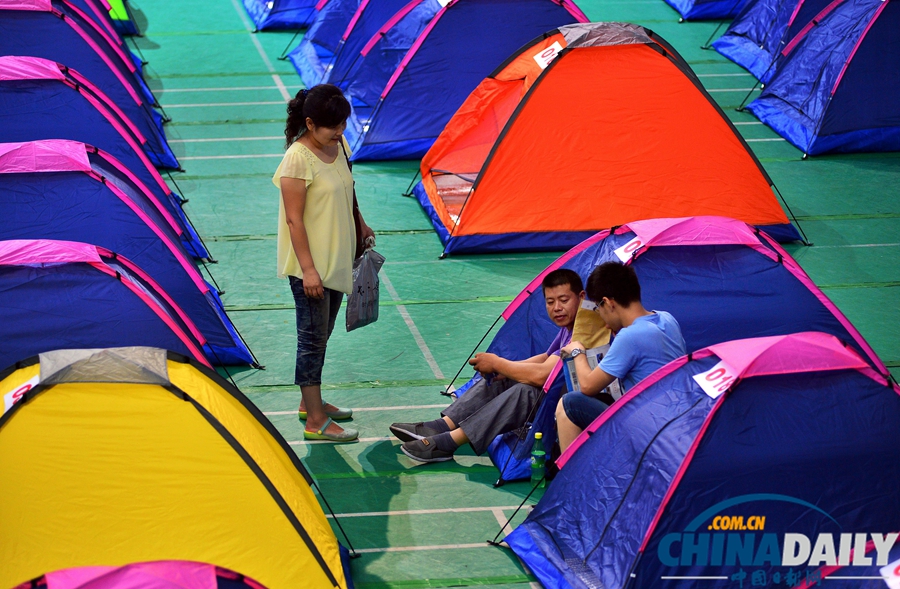 天津大學(xué)“帳篷村”迎來(lái)新生家長(zhǎng)入住 享受洗浴生活保障