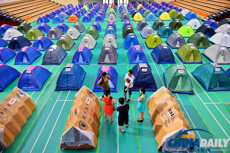 天津大學(xué)“帳篷村”迎來(lái)新生家長(zhǎng)入住 享受洗浴生活保障