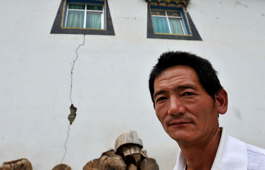 高清：川滇交界發(fā)生5.1級地震 迪慶消防官兵徒步挺進(jìn)災(zāi)區(qū)救援