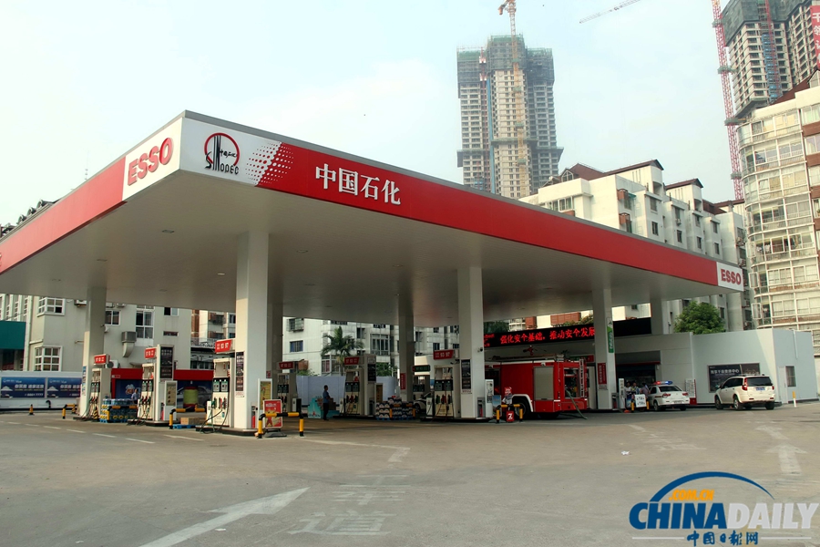 清晨男子“占領(lǐng)”加油站便利店 民警拔槍逮捕