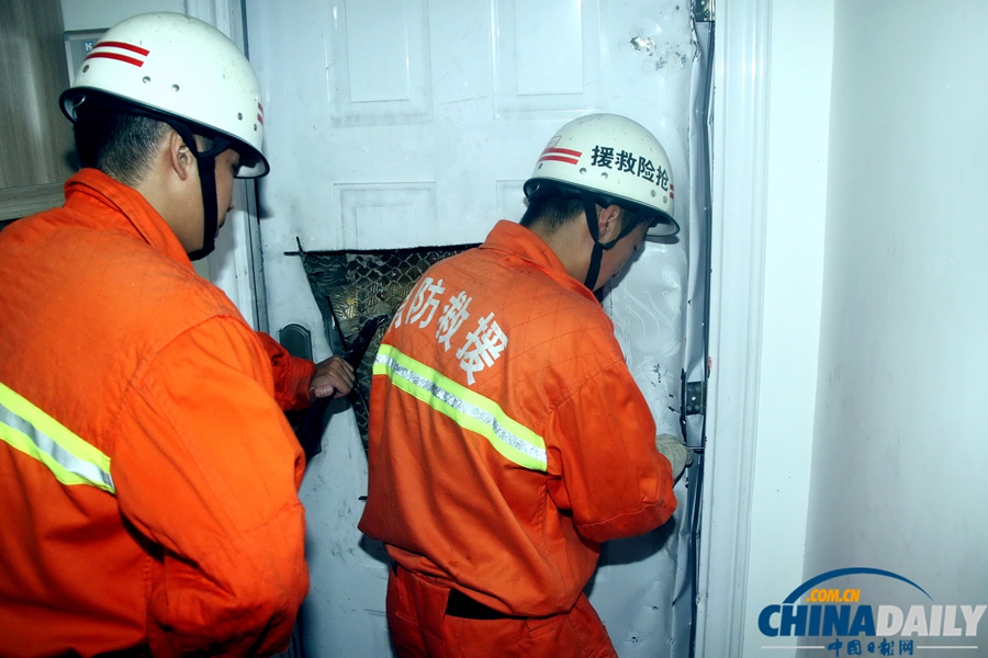 清晨男子“占領(lǐng)”加油站便利店 民警拔槍逮捕