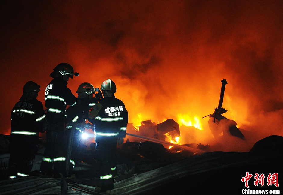 四川雙流一倉庫發生大火 過火面積約3000平方米