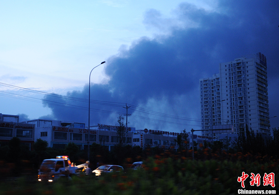 四川雙流一倉庫發(fā)生大火 過火面積約3000平方米