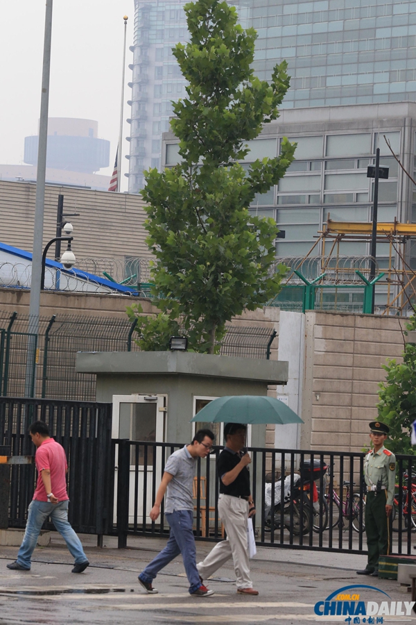 美國(guó)駐華使館降半旗為槍擊案死難者致哀