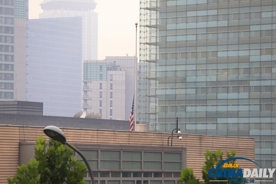 美國駐華使館降半旗為槍擊案死難者致哀