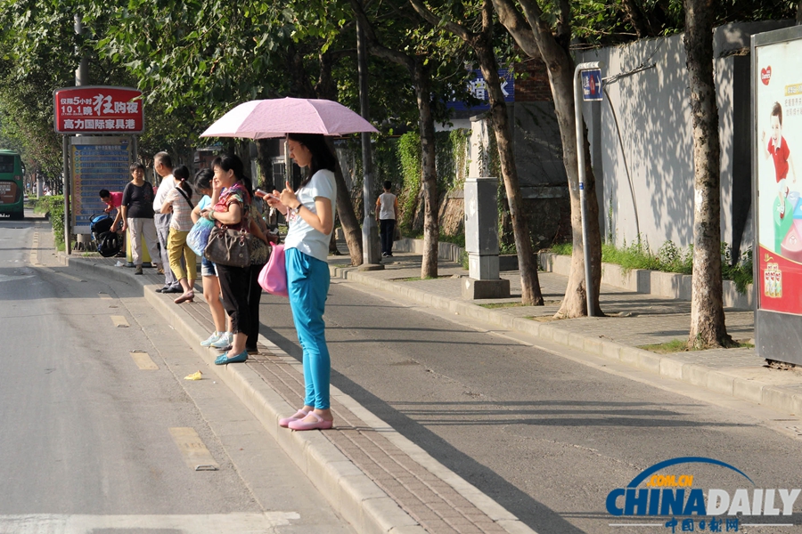 南京現“平衡木”公交站臺 僅50厘米寬