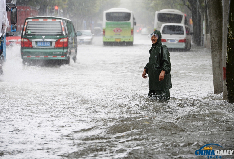 上海：暴雨造成50多條段馬路積水