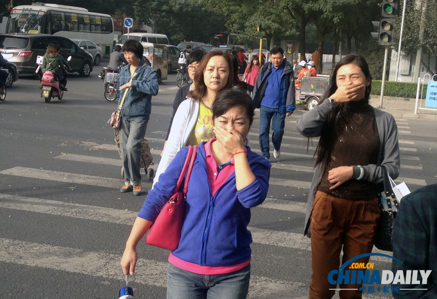 北京遭遇大風(fēng)行人掩面 霧霾天氣午后消散