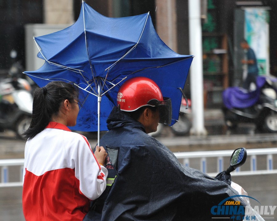 臺風“百合”逼近海南 瓊海市民躲雨避風各有高招