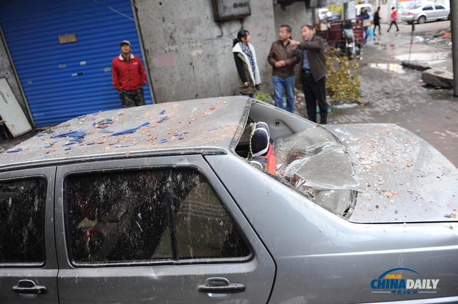 吉林市一小區墻皮脫離 兩輛車被砸毀