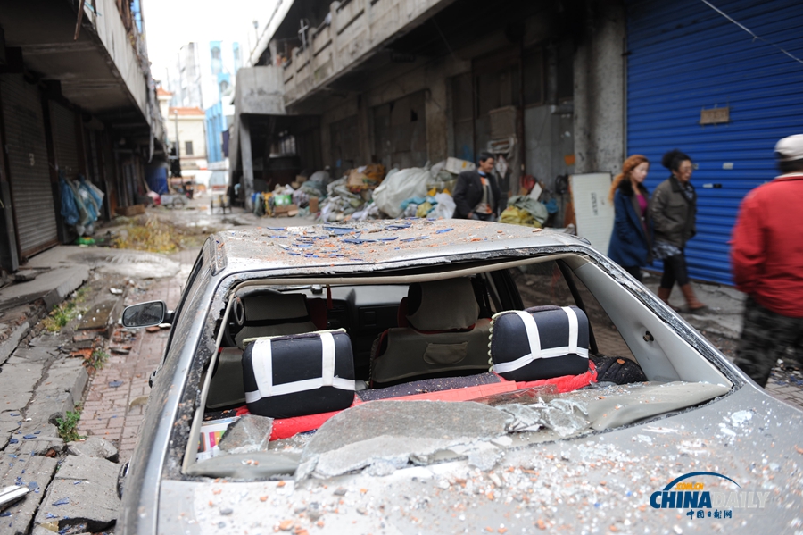 吉林市一小區墻皮脫離 兩輛車被砸毀