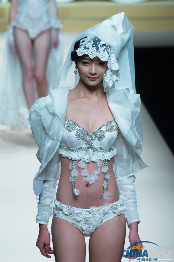 中國時裝周上演性感內(nèi)衣秀