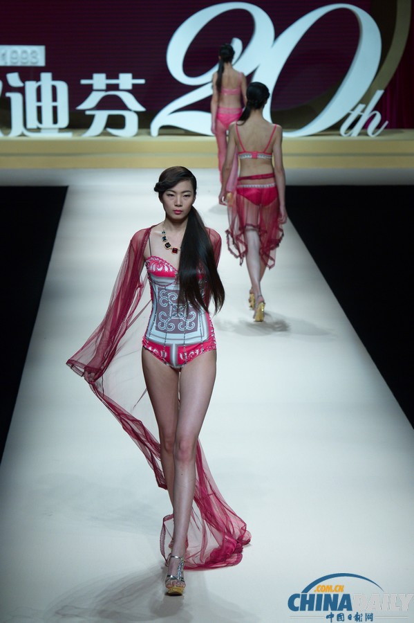 中國時裝周上演性感內衣秀