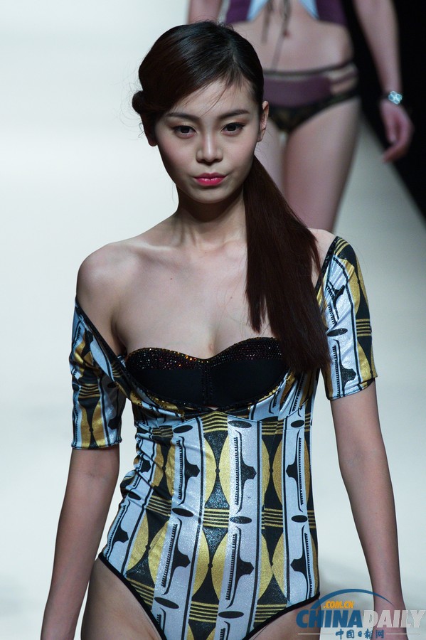 中國時裝周上演性感內(nèi)衣秀