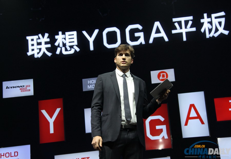 “喬布斯”庫徹亮相聯(lián)想新品發(fā)布會 跪地受聘