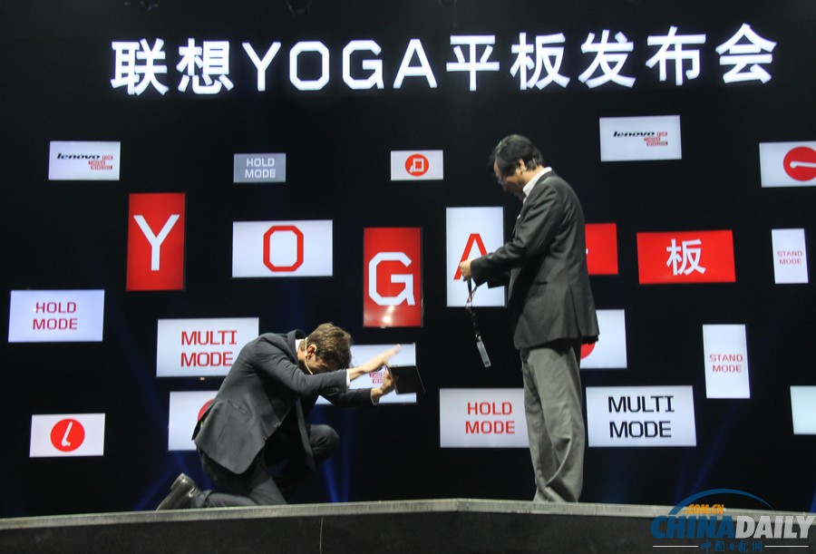 “喬布斯”庫徹亮相聯(lián)想新品發(fā)布會 跪地受聘