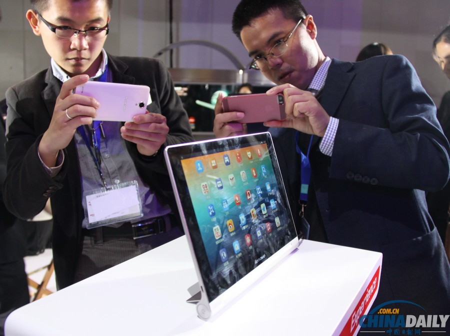 “喬布斯”庫徹亮相聯想新品發布會 跪地受聘