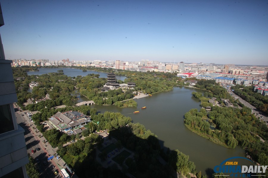 全國多地遭遇霧霾 大明湖成“白紙”一張