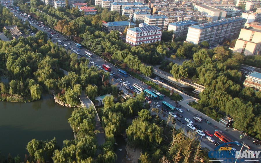 全國多地遭遇霧霾 大明湖成“白紙”一張