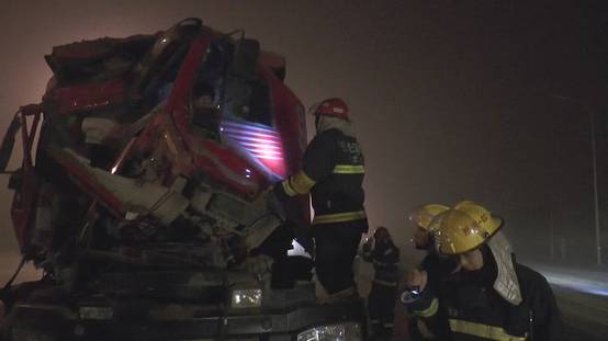 兩貨車霧天追尾困一人 邢臺消防緊急救援