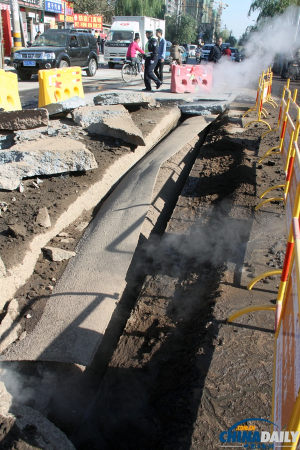 濟南地下管道爆炸掀翻路面 3人受傷