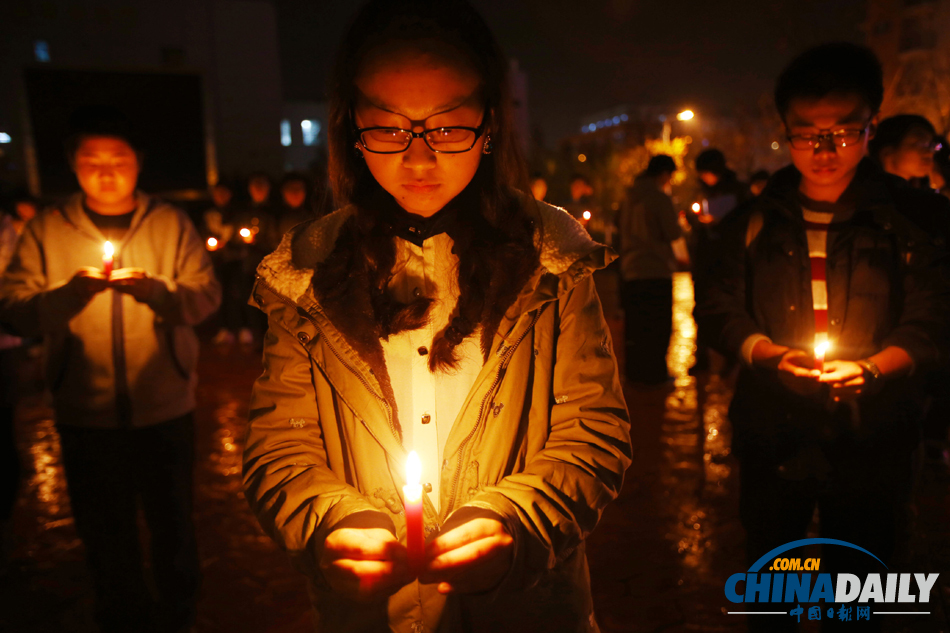 大學(xué)生為中石化黃濰輸油管線爆燃事故遇難者默哀