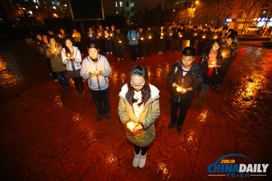 大學(xué)生為中石化黃濰輸油管線爆燃事故遇難者默哀