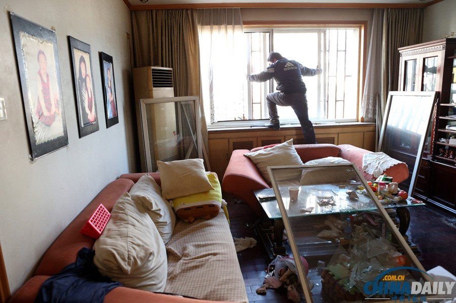 現(xiàn)場直擊：青島爆燃事故受災群眾排隊領餐