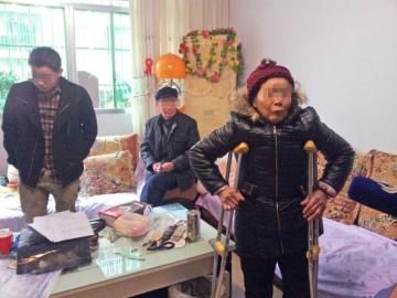 四川“訛人”老太受訪當(dāng)場下跪：我是被冤枉的(圖)