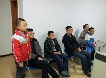 四川“訛人”老太受訪當(dāng)場下跪：我是被冤枉的(圖)