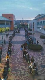 洗澡排隊(duì)等得無聊 單身學(xué)生談起“澡戀”