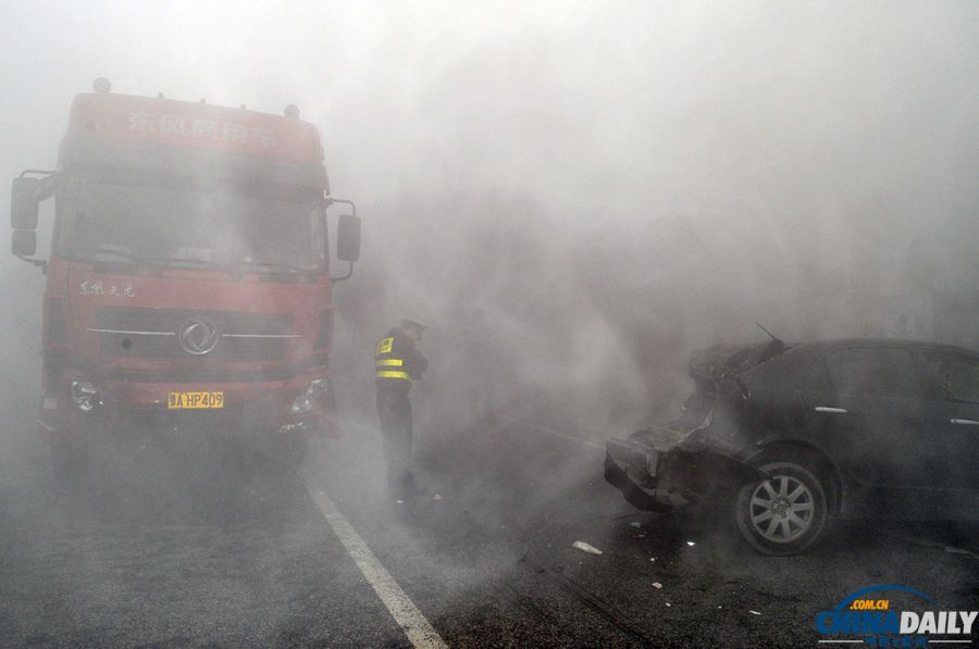 滬昆高速貴州境內(nèi)12車連環(huán)相撞 多人死傷